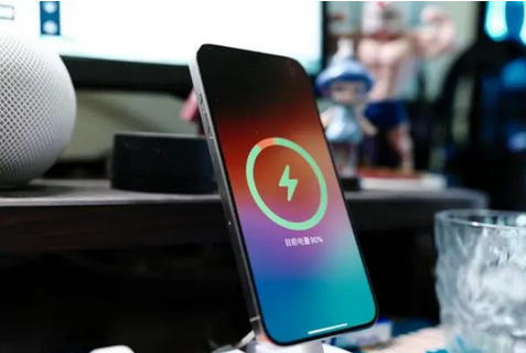 呼和浩特苹果15换屏服务分享用什么充电器给iPhone15充电更好 